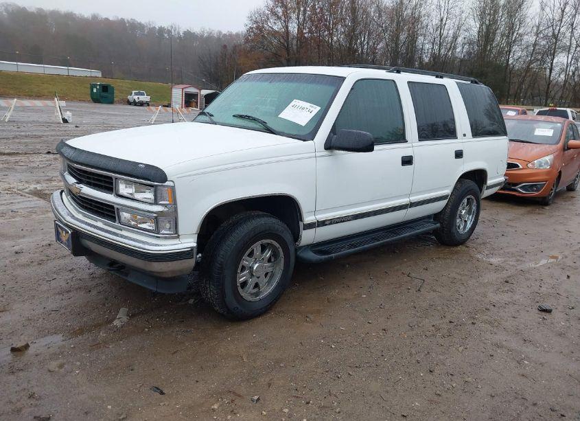 Photo 2 of 1998 Chevrolet Tahoe LS (VIN 1GNEK13R2WJ375625)