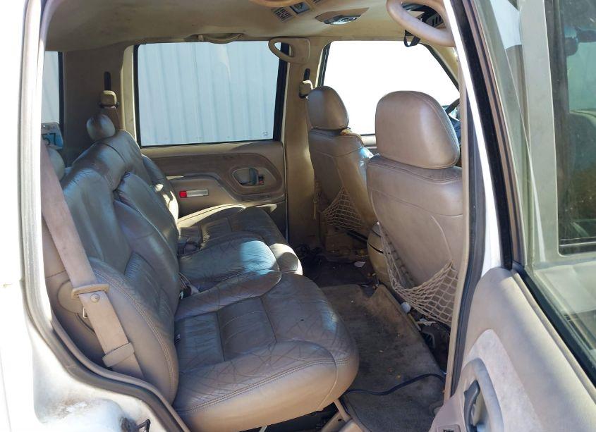 Photo 8 of 1999 Chevrolet Tahoe LS (VIN 1GNEK13R2XJ300814)