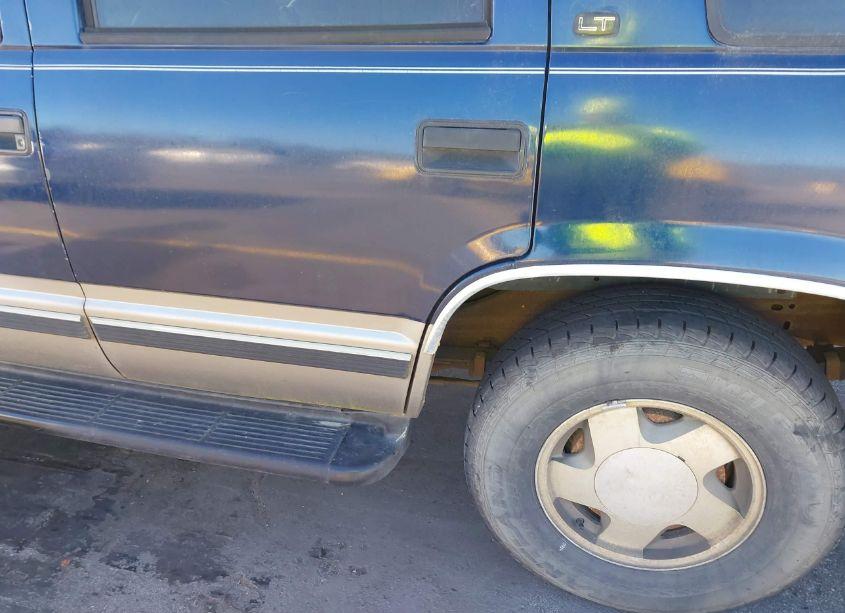 Photo 12 of 1998 Chevrolet Tahoe LS (VIN 1GNEK13R3WJ367582)