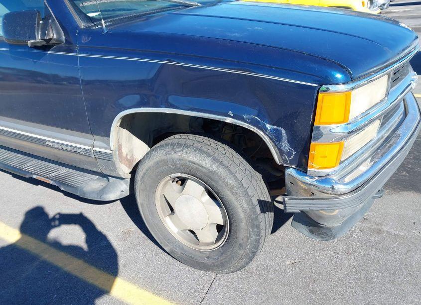 Photo 6 of 1998 Chevrolet Tahoe LS (VIN 1GNEK13R3WJ367582)