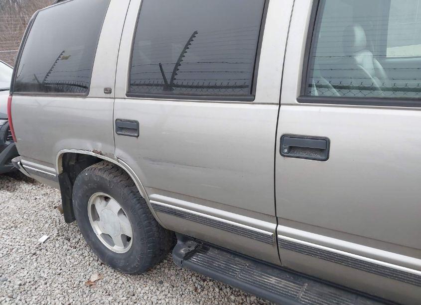 Photo 6 of 1999 Chevrolet Tahoe LS (VIN 1GNEK13R3XJ382827)