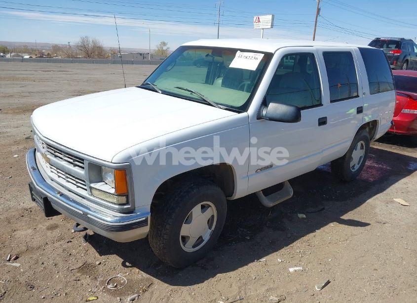 Photo 2 of 1999 Chevrolet Tahoe LS (VIN 1GNEK13R3XR154330)