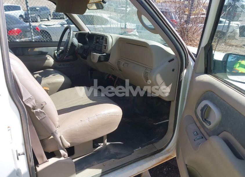 Photo 5 of 1999 Chevrolet Tahoe LS (VIN 1GNEK13R3XR154330)