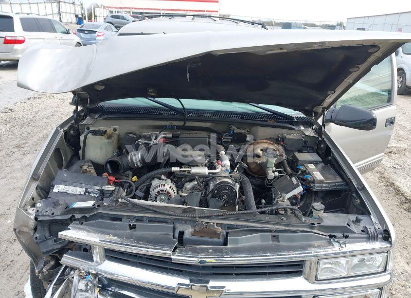 Photo 10 of 1998 Chevrolet Tahoe LS (VIN 1GNEK13R4WJ346417)