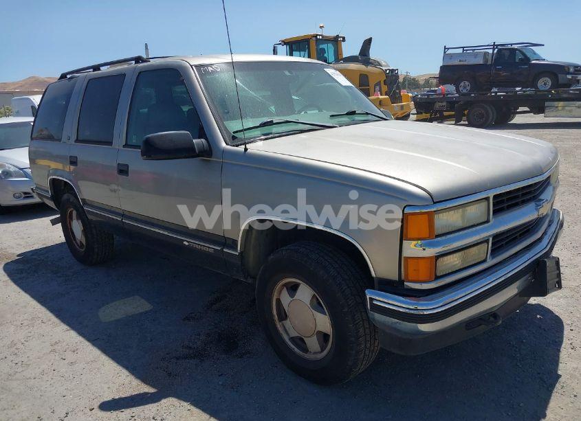 1999 Chevrolet Tahoe LS (VIN 1GNEK13R4XJ308641) main photo