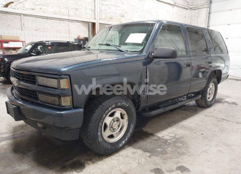 Photo 2 of 2000 Chevrolet Tahoe K1500 (VIN 1GNEK13R4YR156055)