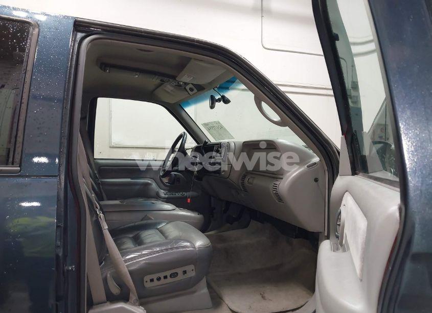 Photo 5 of 2000 Chevrolet Tahoe K1500 (VIN 1GNEK13R4YR156055)