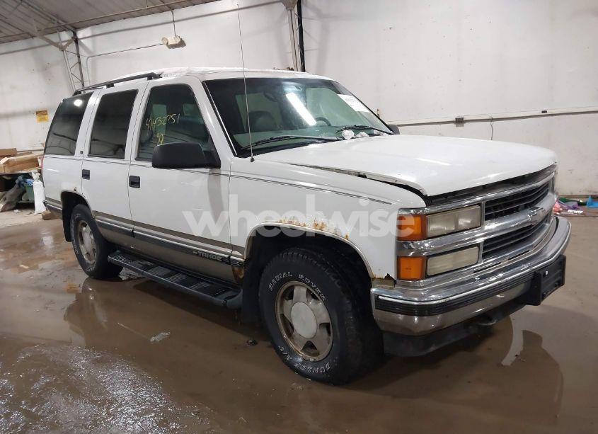 1999 Chevrolet Tahoe LS (VIN 1GNEK13R5XJ372400) main photo
