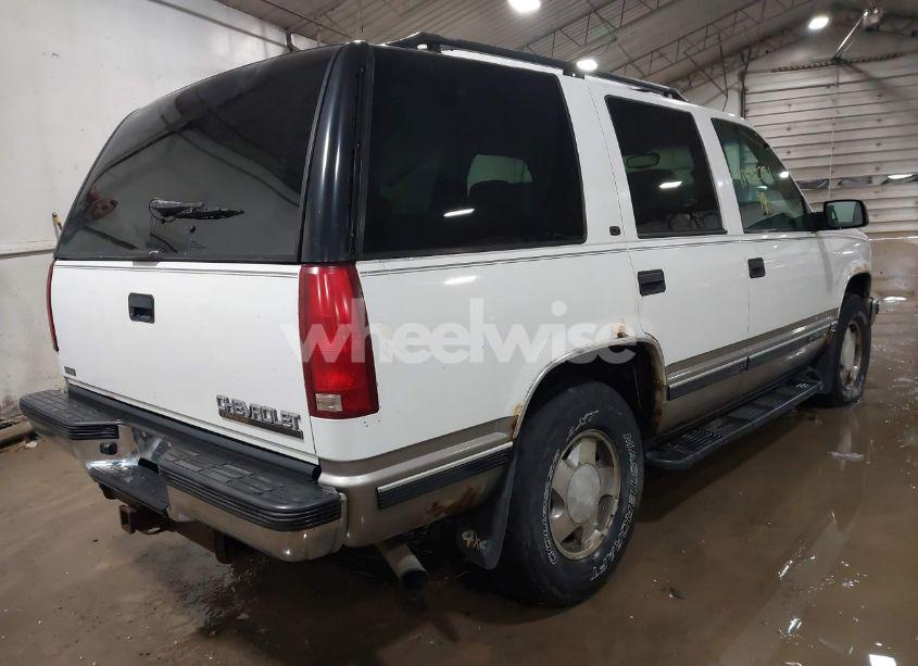 Photo 4 of 1999 Chevrolet Tahoe LS (VIN 1GNEK13R5XJ372400)