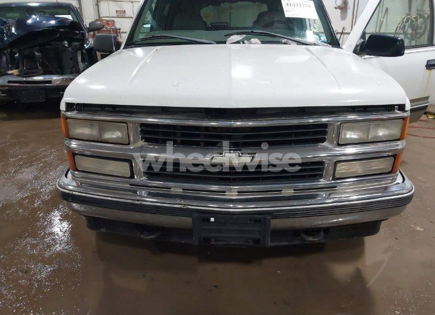 Photo 6 of 1999 Chevrolet Tahoe LS (VIN 1GNEK13R5XJ372400)