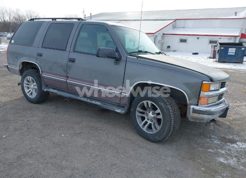 1999 Chevrolet Tahoe LS (VIN 1GNEK13R5XJ373210) main photo