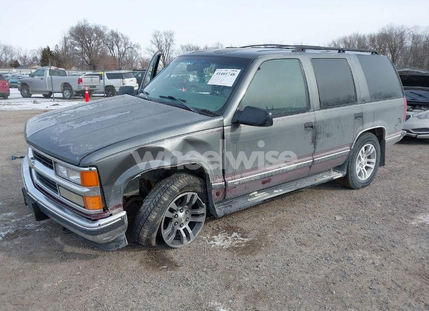 Photo 2 of 1999 Chevrolet Tahoe LS (VIN 1GNEK13R5XJ373210)