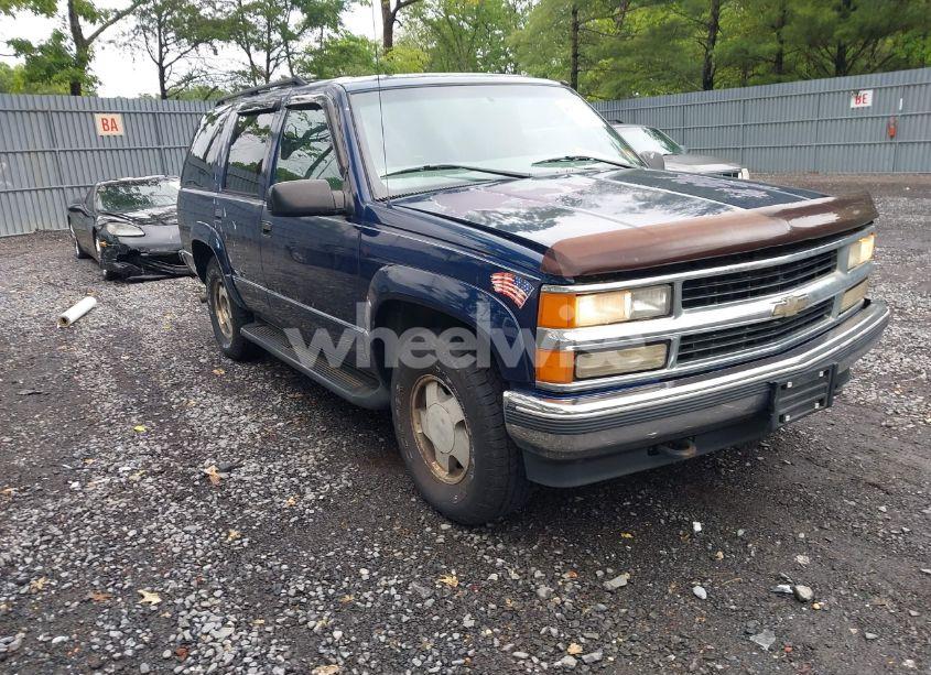 1998 Chevrolet Tahoe LS (VIN 1GNEK13R6WJ307523) main photo