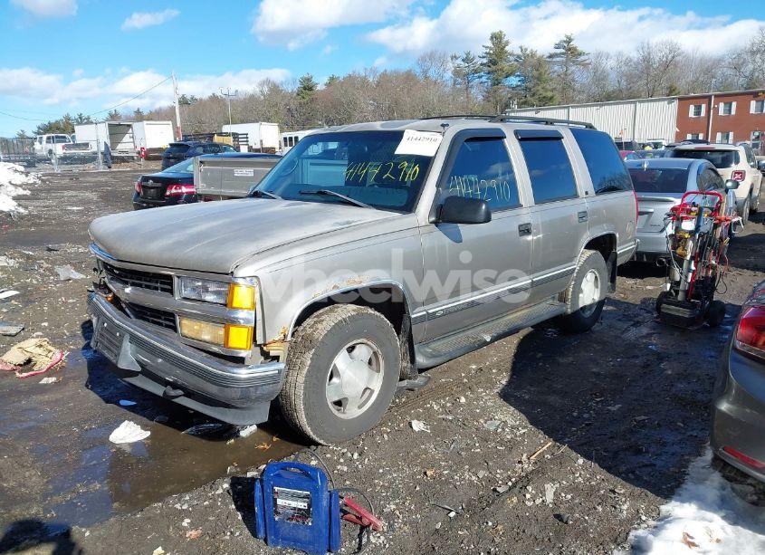 Photo 2 of 1998 Chevrolet Tahoe LS (VIN 1GNEK13R7WJ367763)