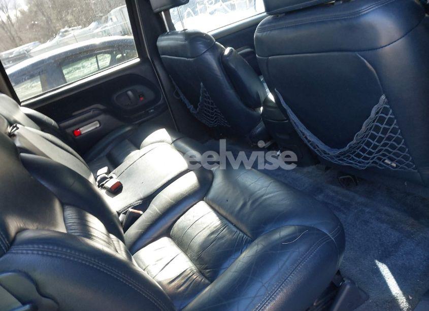 Photo 8 of 1998 Chevrolet Tahoe LS (VIN 1GNEK13R7WJ367763)