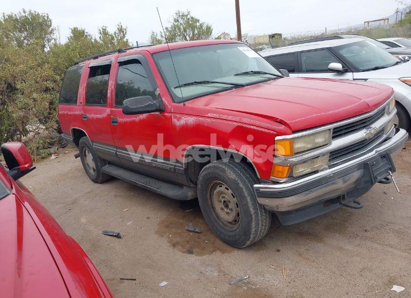 1999 Chevrolet Tahoe LS (VIN 1GNEK13R7XJ452832) main photo