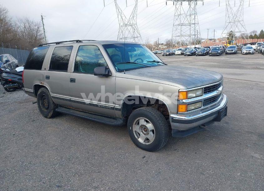 1999 Chevrolet Tahoe LS (VIN 1GNEK13R9XJ305573) main photo