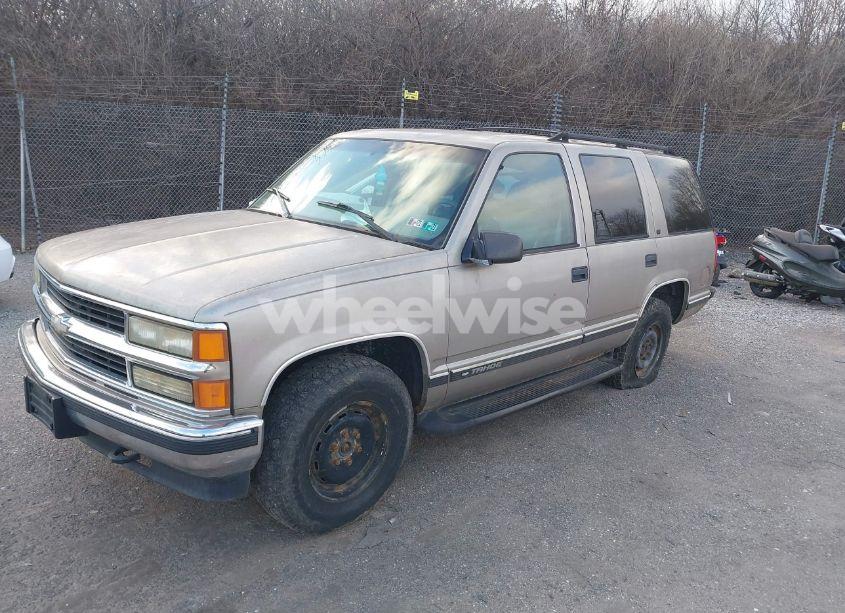 Photo 2 of 1999 Chevrolet Tahoe LS (VIN 1GNEK13R9XJ305573)