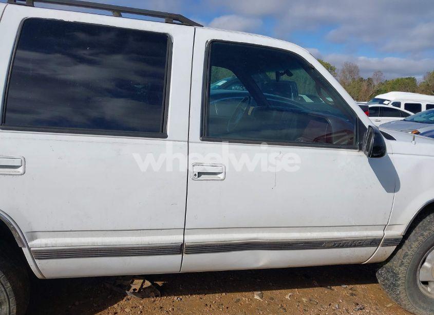 Photo 13 of 1999 Chevrolet Tahoe LS (VIN 1GNEK13R9XJ407455)