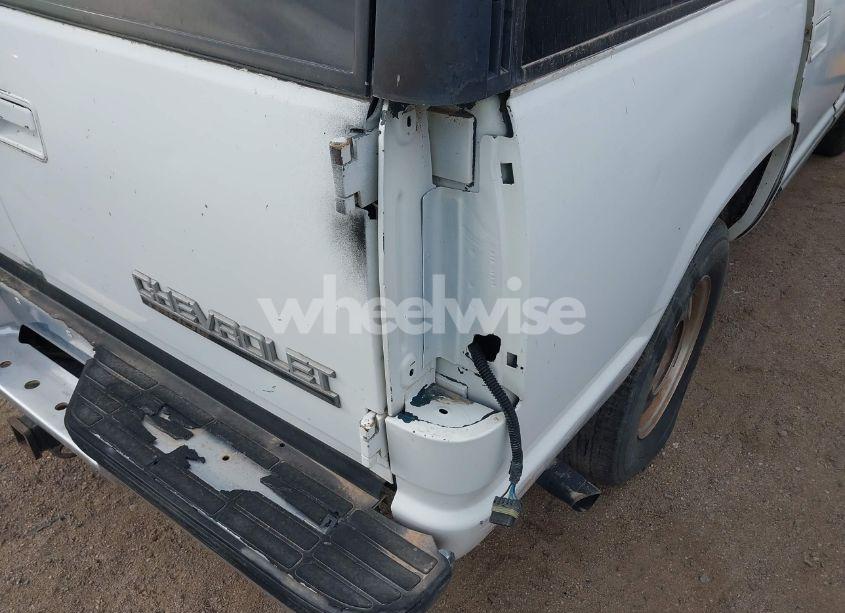 Photo 12 of 1997 Chevrolet Tahoe LS (VIN 1GNEK13RXVJ389741)