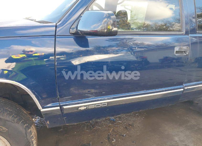 Photo 6 of 1998 Chevrolet Tahoe LS (VIN 1GNEK13RXWJ372276)