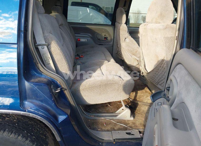 Photo 8 of 1998 Chevrolet Tahoe LS (VIN 1GNEK13RXWJ372276)