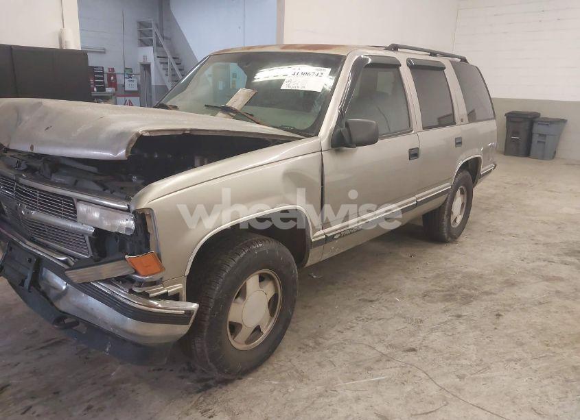 Photo 2 of 1999 Chevrolet Tahoe LS (VIN 1GNEK13RXXJ461315)