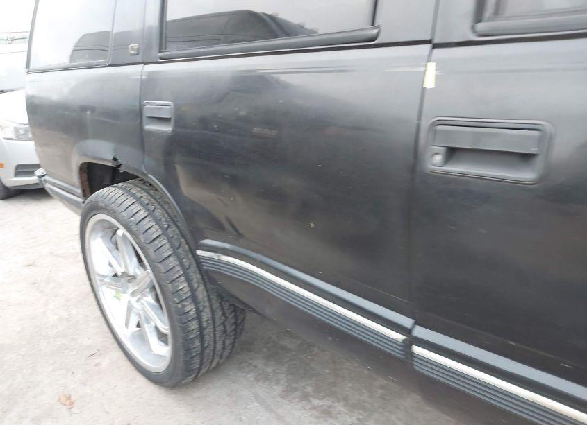 Photo 6 of 1999 Chevrolet Tahoe LS (VIN 1GNEK13RXXJ478731)