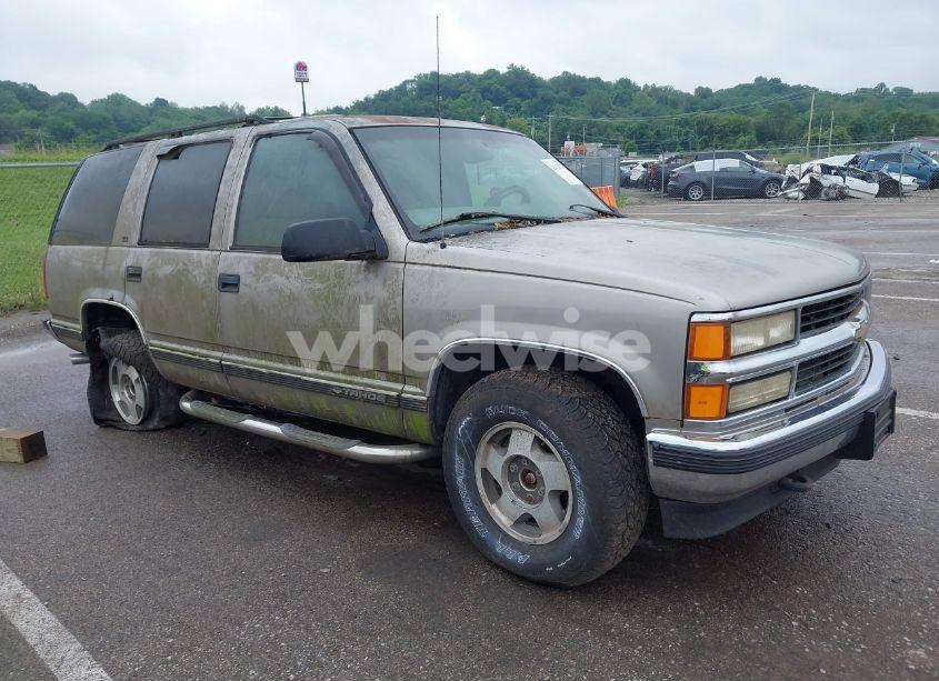 1999 Chevrolet Tahoe LS (VIN 1GNEK13RXXJ494072) main photo
