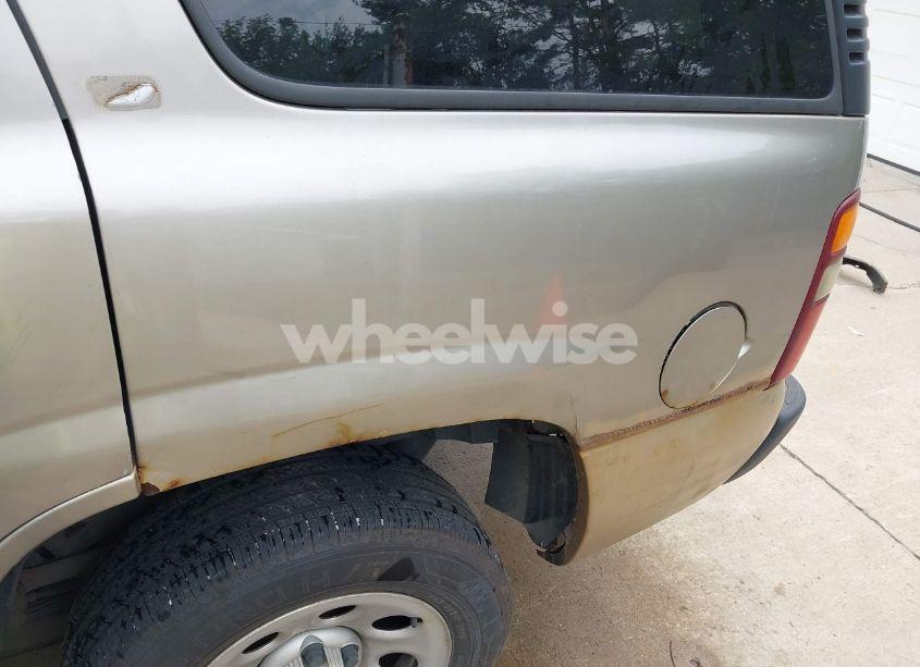 Photo 20 of 2001 Chevrolet Tahoe LT (VIN 1GNEK13T01R128643)