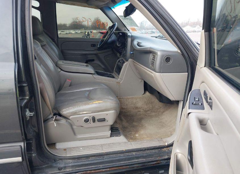 Photo 5 of 2005 Chevrolet Tahoe LT (VIN 1GNEK13T05J180942)