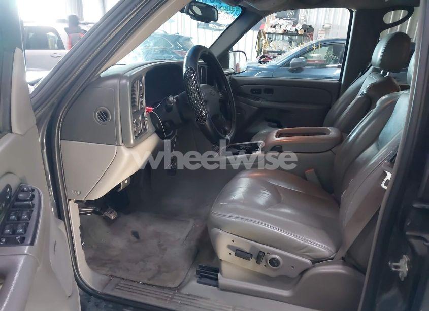 Photo 5 of 2005 Chevrolet Tahoe LT (VIN 1GNEK13T05J200462)