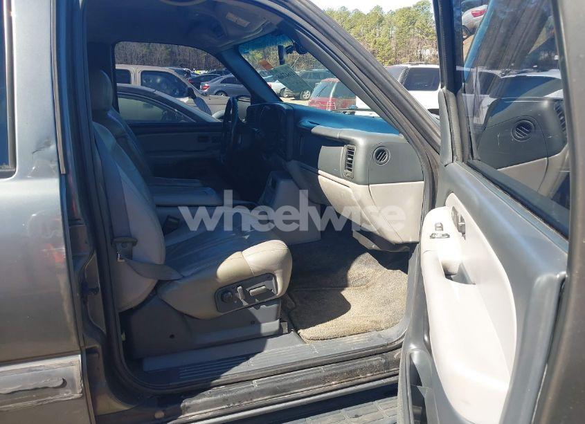 Photo 5 of 2001 Chevrolet Tahoe LT (VIN 1GNEK13T11J144185)