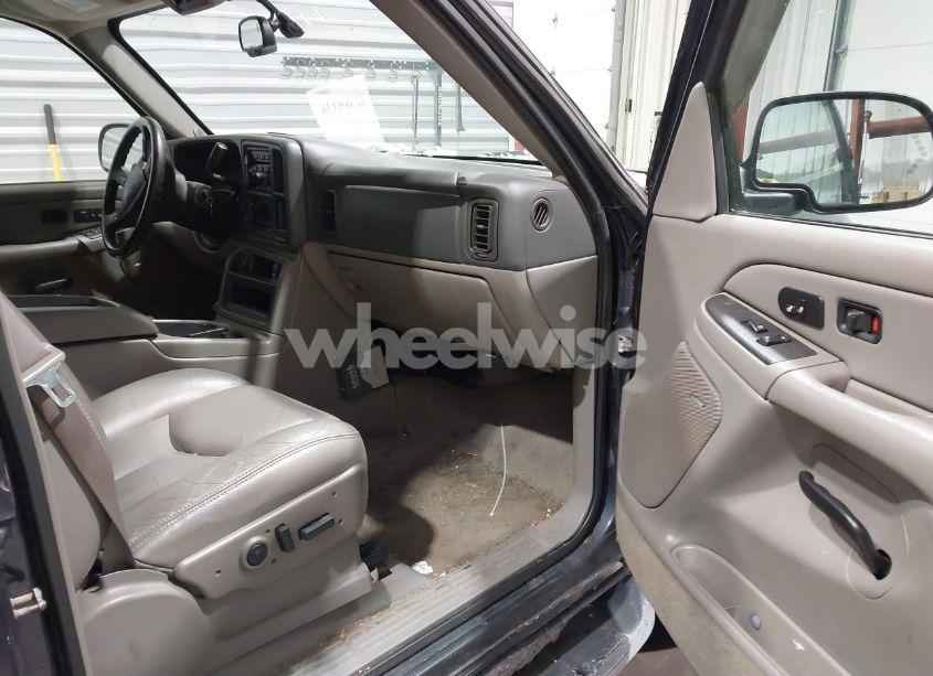 Photo 5 of 2004 Chevrolet Tahoe LT (VIN 1GNEK13T14J195982)