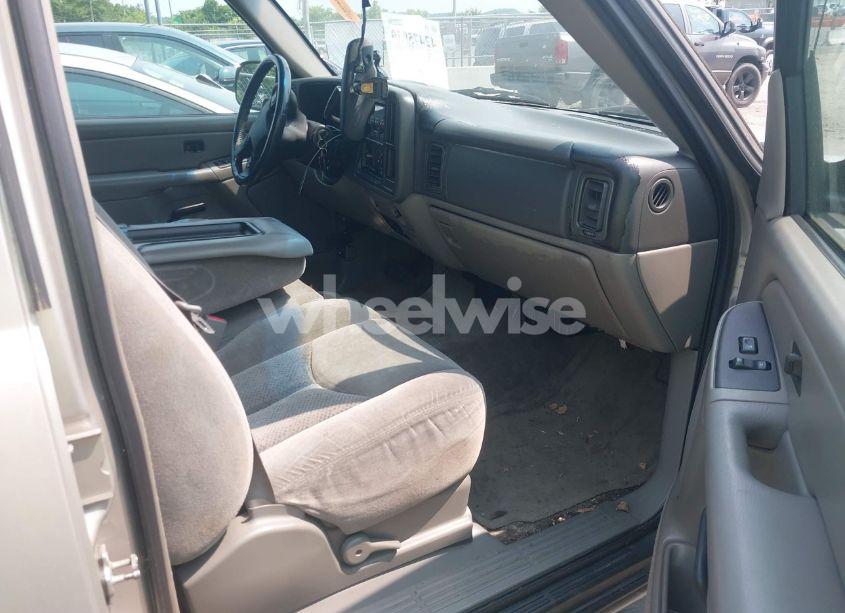 Photo 5 of 2005 Chevrolet Tahoe LS (VIN 1GNEK13T15J110947)