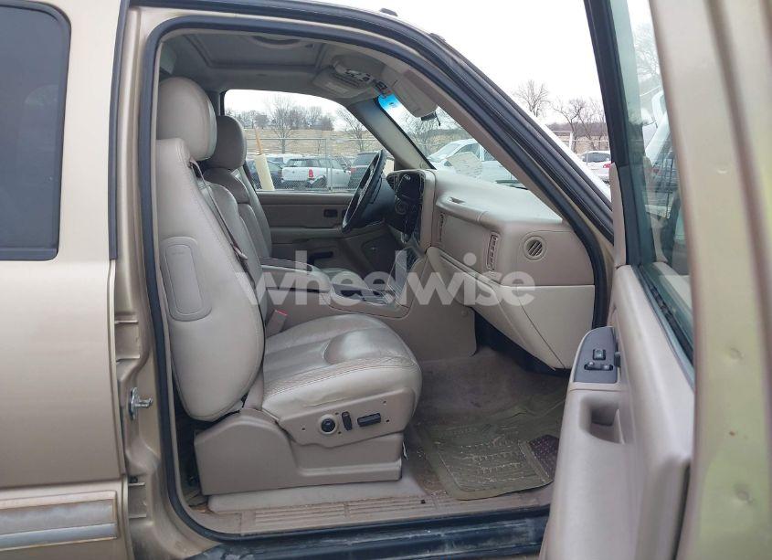 Photo 5 of 2005 Chevrolet Tahoe LT (VIN 1GNEK13T25J143083)