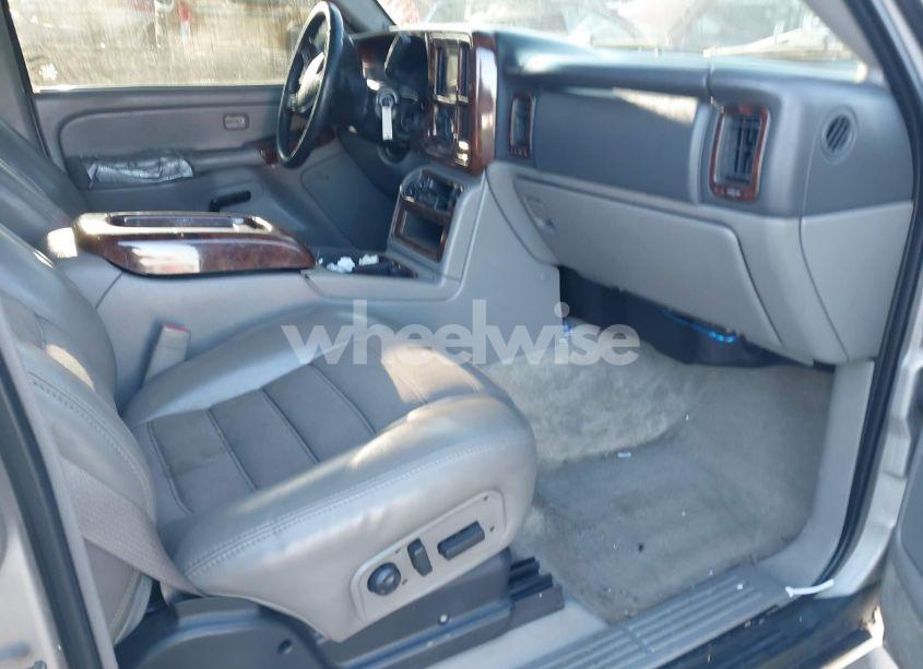 Photo 4 of 2005 Chevrolet Tahoe LS (VIN 1GNEK13T25R236106)