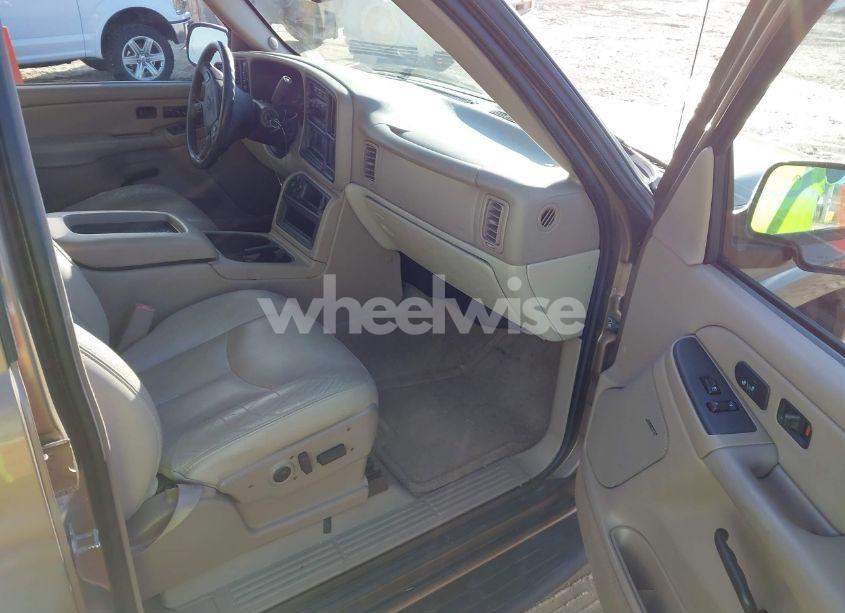 Photo 5 of 2004 Chevrolet Tahoe LT (VIN 1GNEK13T34J261092)