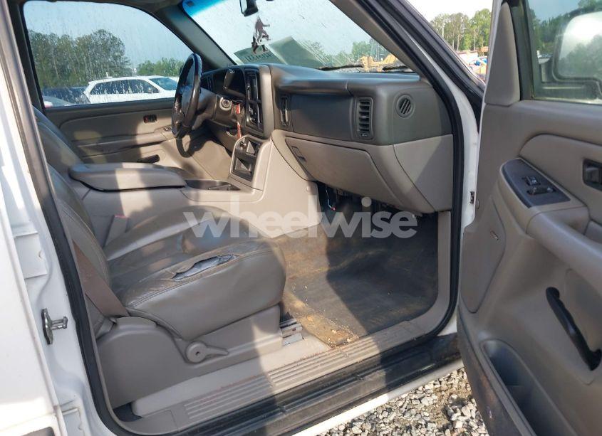 Photo 5 of 2005 Chevrolet Tahoe LS (VIN 1GNEK13T35J196245)