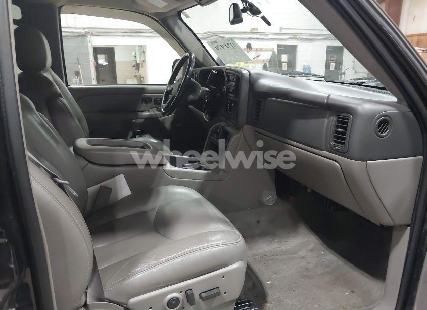 Photo 5 of 2005 Chevrolet Tahoe LT (VIN 1GNEK13T35R110661)