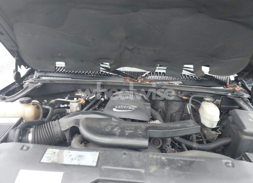 Photo 10 of 2004 Chevrolet Tahoe LT (VIN 1GNEK13T44J196897)