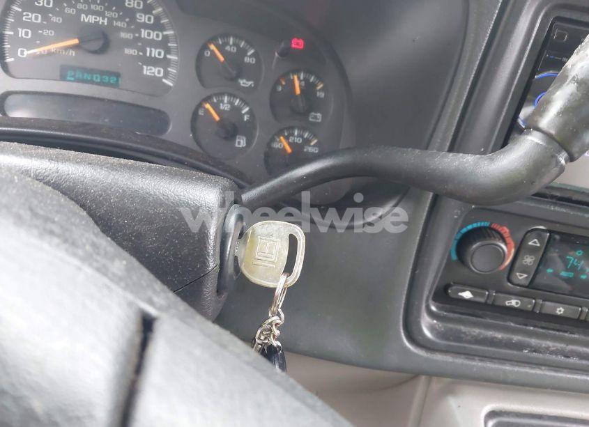 Photo 11 of 2004 Chevrolet Tahoe LT (VIN 1GNEK13T44J196897)