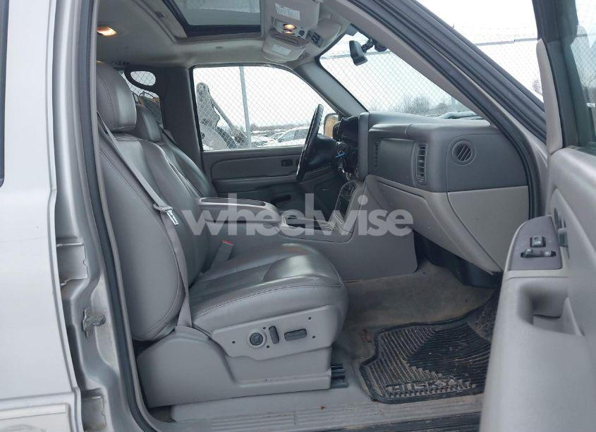 Photo 5 of 2005 Chevrolet Tahoe LT (VIN 1GNEK13T55J211120)