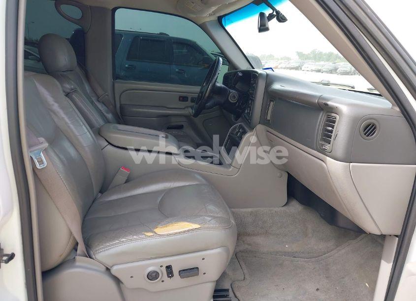 Photo 5 of 2004 Chevrolet Tahoe LT (VIN 1GNEK13T64J172388)