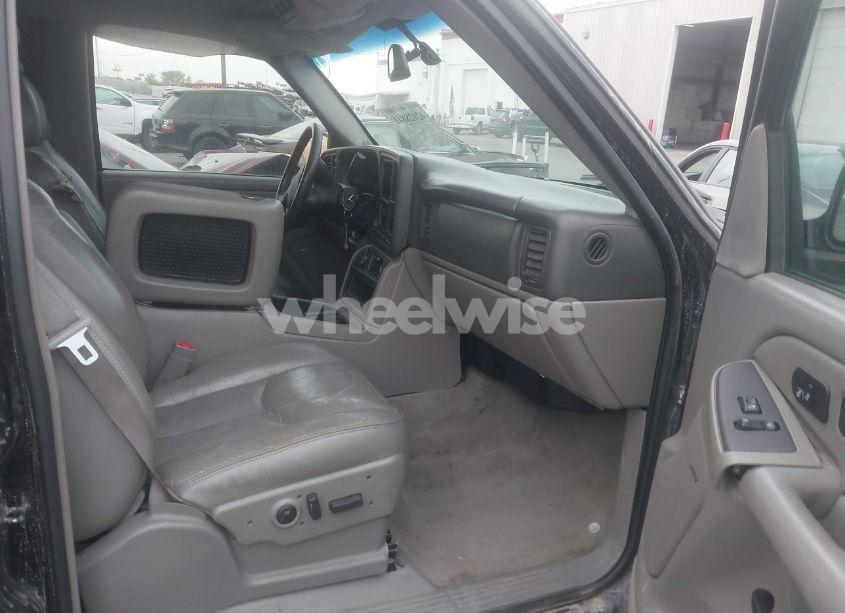 Photo 5 of 2004 Chevrolet Tahoe LT (VIN 1GNEK13T64R142485)