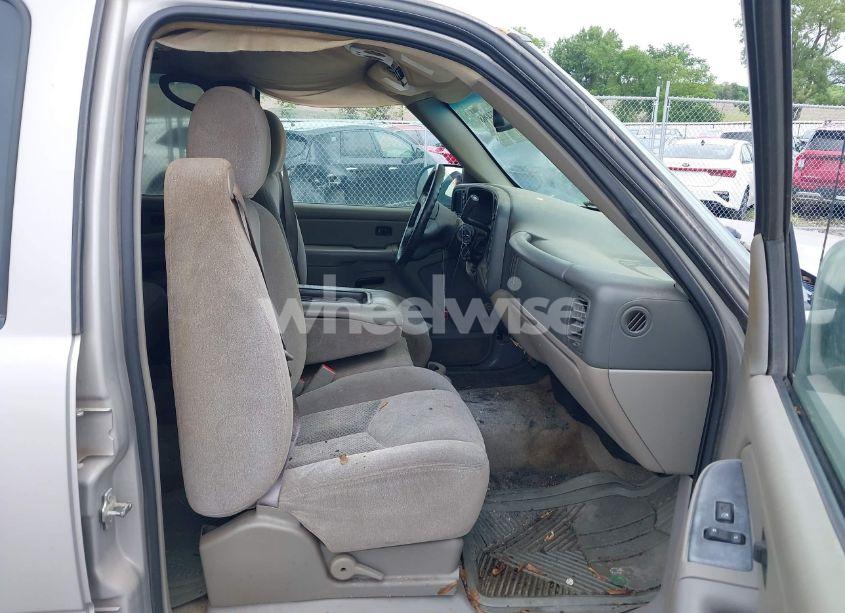 Photo 5 of 2005 Chevrolet Tahoe LS (VIN 1GNEK13T65J175180)