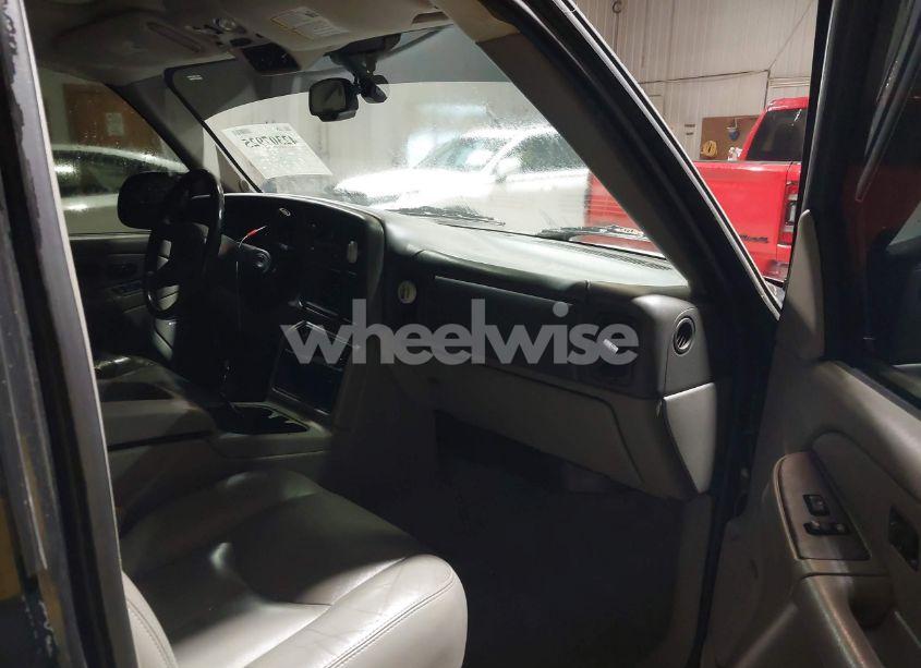 Photo 5 of 2005 Chevrolet Tahoe LS (VIN 1GNEK13T65J189354)