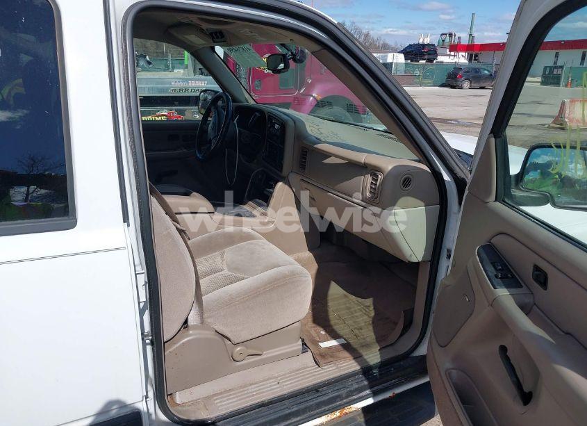 Photo 5 of 2005 Chevrolet Tahoe LS (VIN 1GNEK13T65J198121)