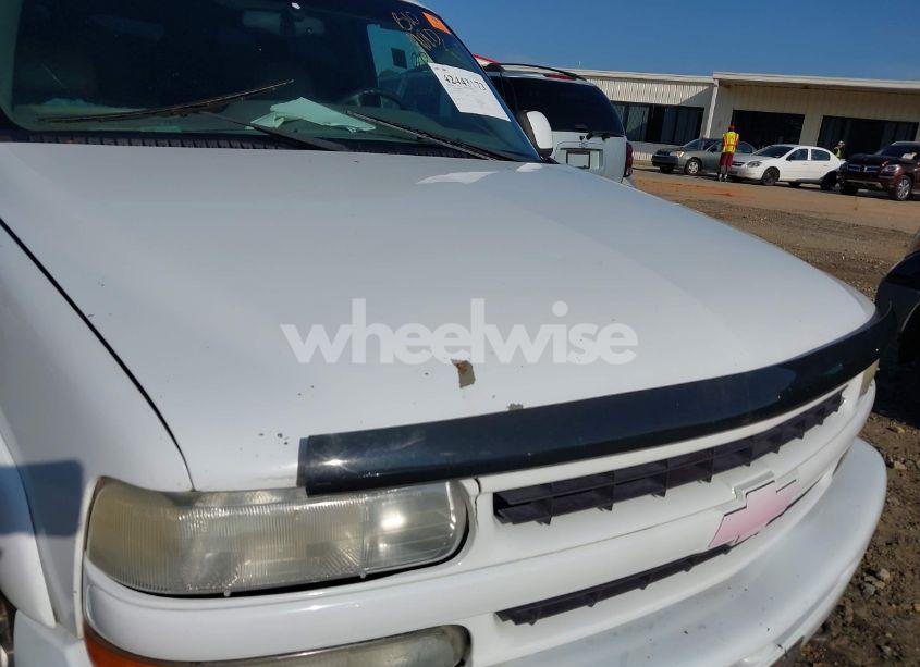 Photo 15 of 2001 Chevrolet Tahoe LS (VIN 1GNEK13T71R225256)