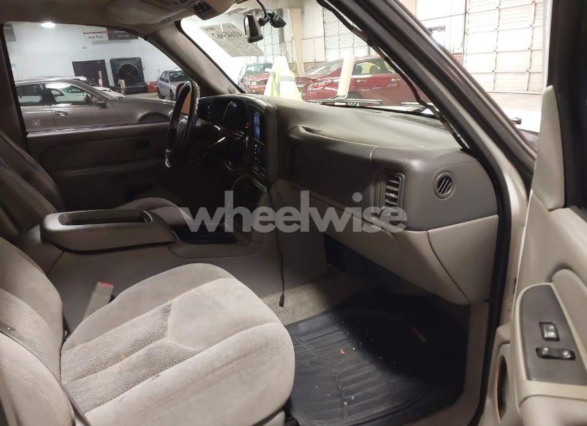 Photo 5 of 2005 Chevrolet Tahoe LS (VIN 1GNEK13T75R137331)